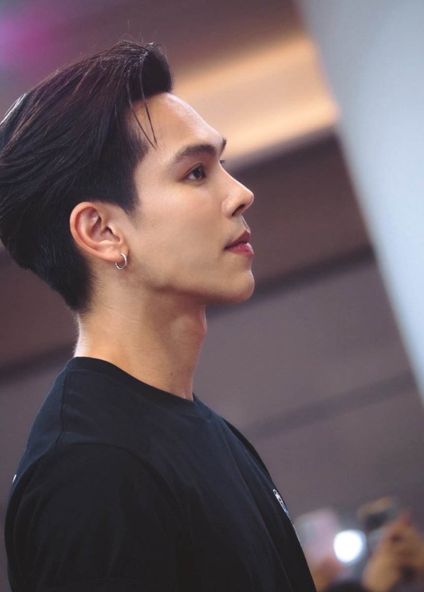 myspace1093's tweet photo. "ใครเอาพี่นัทมาเตะบอลวะ?"

"แล้วทำไมพี่นัทจะเตะบอลไม่ได้?"

"ก็พี่นัทแกเป็นลีด ลีดจะมาเตะบอลได้ไง"

"ลีดมาเตะบอลไม่แปลกหรอก แต่ประธานชมรมอาสารักษ์ป่าอย่างพี่ไตร ยอมลงจากดอยแม่สลองมาเฝ้าพี่นัทเตะบอลแบบติดขอบสนาม อันนี้สิแปลก" https://t.co/yS8Va5Y4Gp