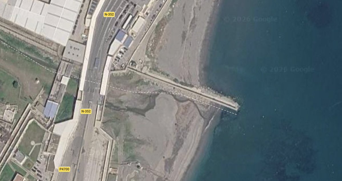 arturovilla's tweet photo. ¿Qué broma de frontera es esta que apenas entra 10 metros en el mar? 

Que no mida 100 metros más también es responsabilidad del PP y del PSOE. https://t.co/Ihgr92dwkZ
