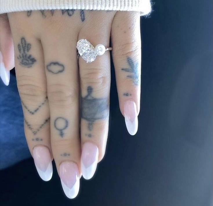 thathsv's tweet photo. desde que comecei a acompanhar a Ariana, sempre me pergunto por que ela usa praticamente a mesma esmaltação nas unhas

acho que essa deve ser a minha maior curiosidade https://t.co/QcfKLCVwP3