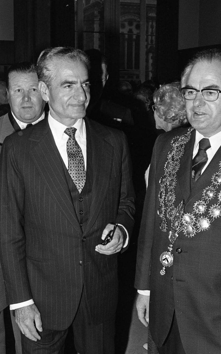 MbarzanS71388's tweet photo. آریامهر: من روزی به ایران برمیگردم نه با جسمم بلکه با نامم

#KingRezaPahlavi https://t.co/QGMOS0xva3