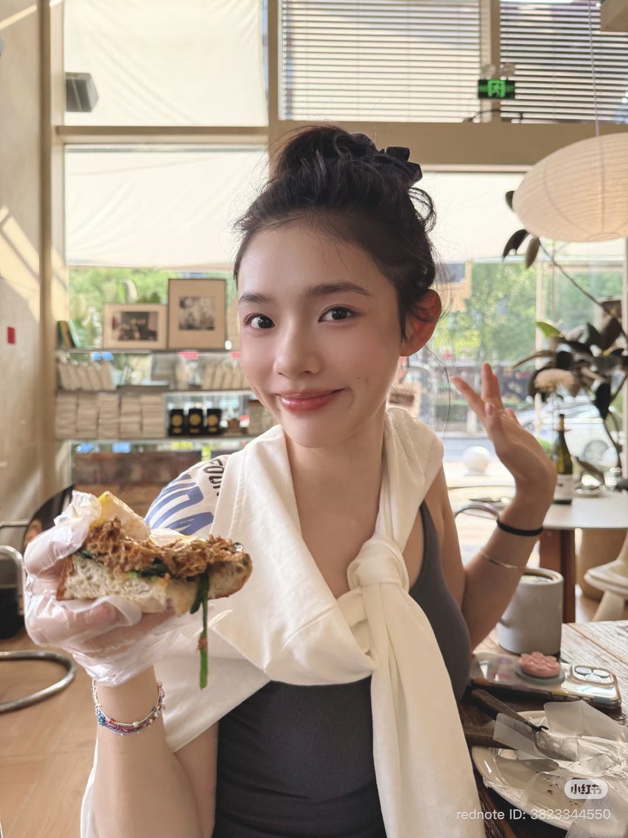 Linyuon's tweet photo. Bon appétit!’ 🍔🍕 https://t.co/ssVAqMJnfs