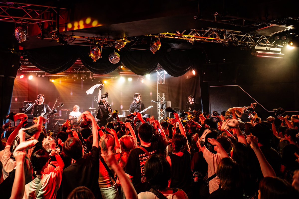 NATCHIN1015's tweet photo. 今日も激アツなライブでした🔥

LEVINに言われた『なっちんさん、昭和ですね〜』が今になってジワる🤣

来月からは、皆さんに質問を募集する予定ですので、ご協力よろしくお願いいたします🕶️ https://t.co/0g6WrdWZgt