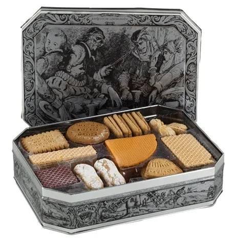 cronicabanqueta's tweet photo. CON ESTAS NO NECESITAS FORMARTE
GALLETAS MAC'MA
Fueron fundadas en 1943 en la Ciudad de México por la familia Marimón, un grupo de emigrantes catalanes que llegaron a México huyendo de la Guerra Civil Española.

Iniciaron con la idea de replicar las galletas artesanales de mantequilla y barquillos de estilo europeo.

Durante las décadas de 1960 a 1980, se convirtieron en un producto de lujo y un obsequio formal muy estimado.

Famosas por sus latas metálicas ilustradas con arte clásico, reutilizadas tradicionalmente en los hogares mexicanos para guardar hilos y costura.
#CronicasDeBanqueta
#arturotrejo