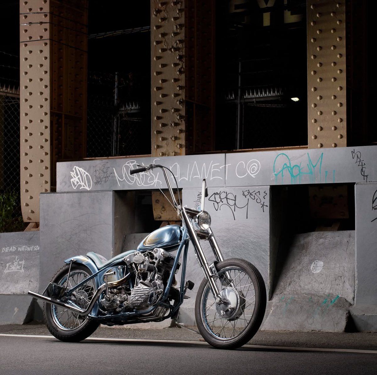 LowbrowCustoms's tweet photo. 1941 Knucklehead chop built by @hamanscustom. Such an incredible chopper. Digging the stance, the bars, the style; just a really rad build. Photo from @flywheelsmag / @mirror_knocker #choppershit #chopshit #choppers #knucklehead #chopitbuilditrideit https://t.co/qnW4j75kLH