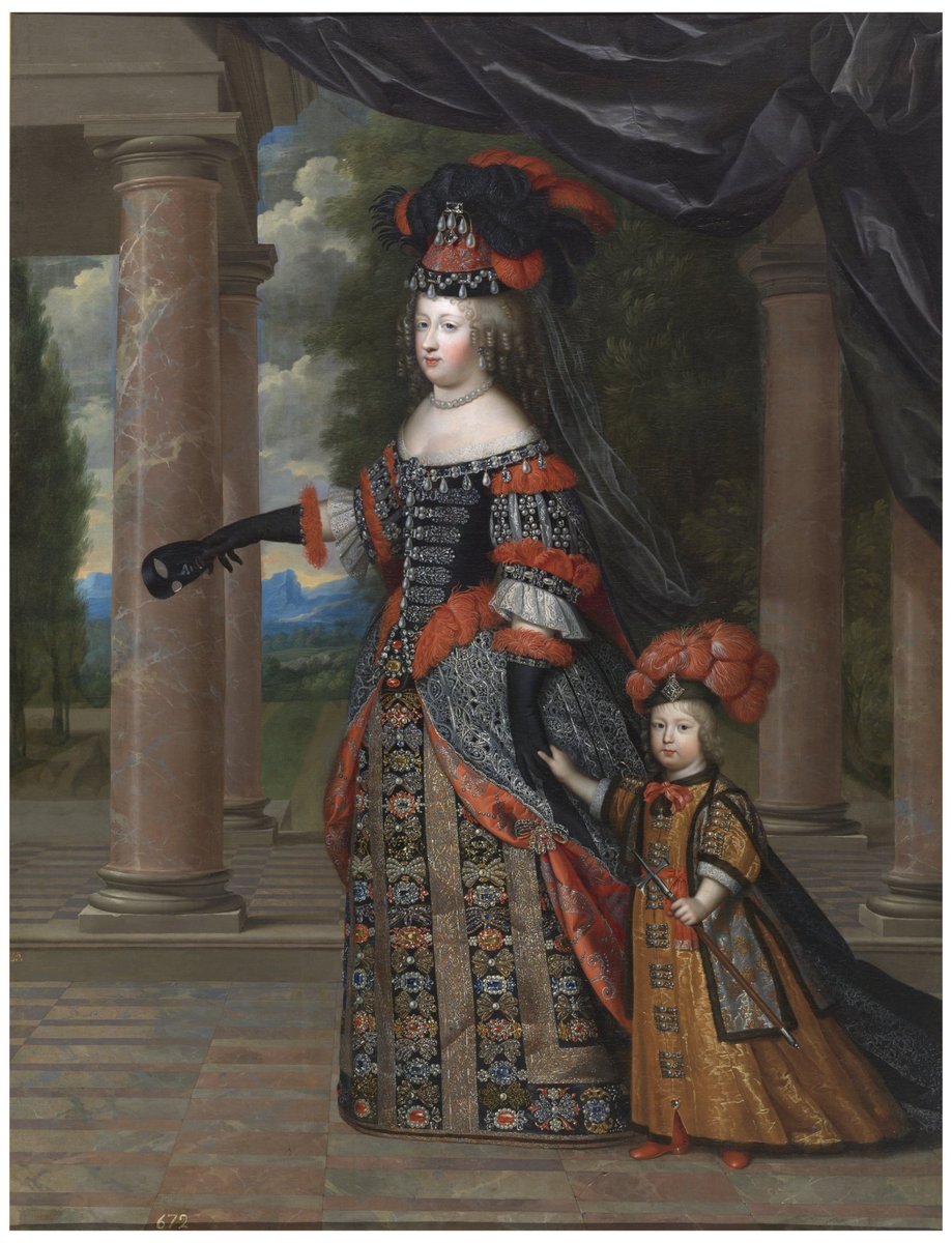 trastamara_ana's tweet photo. El 30 de julio de 1683 fallecía en el palacio de Versalles, María Teresa de Austria, reina consorte de Francia por su matrimonio con Luis XIV (el Rey Sol).

Tenía 44 años de edad. La causa de su muerte fue un absceso purulento en la axila izquierda que degeneró rápidamente en una septicemia (infección generalizada de la sangre).
A finales de julio de 1683, tras regresar de un viaje por Borgoña y Alsacia, la reina comenzó a sentirse mal y a experimentar fiebres altas. Los médicos de la corte de Versalles, atrapados en los rudimentarios e ineficaces conocimientos médicos de la época, cometieron graves errores en su diagnóstico y tratamiento.

Intentaron curarla mediante sangrías sucesivas y purgantes, lo que solo consiguió debilitar aún más su cuerpo.
En lugar de drenar el absceso infectado, aplicaron remedios que aceleraron el colapso de sus órganos.

María Teresa falleció rodeada de su familia. Luis XIV, quien a lo largo de su matrimonio le había sido profundamente infiel con numerosas amantes, se mostró afectado por la pérdida de una esposa que siempre le había sido devota, paciente y sumisa.

Al confirmarse el deceso, el Rey Sol pronunció una frase que quedó grabada en la historia de la corte francesa:

"Este es el primer pesar que me ha causado desde que nos casamos".

María Teresa era hija del rey español Felipe IV y de Isabel de Borbón. Aunque al casarse con Luis XIV en 1660 firmó una renuncia a sus derechos sobre el trono español, dicha renuncia estaba condicionada al pago de una dote económica gigantesca por parte de España, que nunca se llegó a abonar. 
Su muerte dejó el camino libre para que, años más tarde, la diplomacia francesa reclamara el trono de España para su nieto, el futuro Felipe V, desencadenando la Guerra de Sucesión Española.

Apenas unos meses después de quedar viudo, Luis XIV se casó en secreto y en un matrimonio morganático con Madame de Maintenon, quien había sido la institutriz de sus hijos bastardos y que ejerció una enorme influencia religiosa y política en la última etapa de su reinado.

La muerte de la infanta María Teresa no fue solo una tragedia en Versalles; fue el prólogo del cambio de dinastía en España.

Al quedar invalidada su renuncia al trono por el impago de su dote, su nieto (Felipe V) heredó los derechos que desencadenarían la Guerra de Sucesión. Así, la sangre de esta infanta española fue la que introdujo a los Borbones en la corona de España.

.¿Crees que España habría tenido un destino mejor si hubieran continuado los Habsburgo?