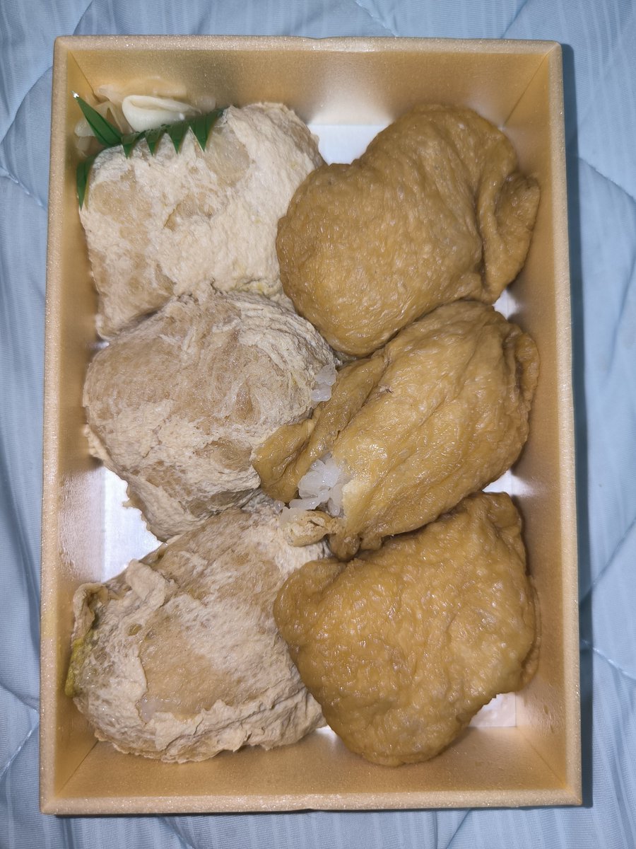 Trainlike_Iwa's tweet photo. 2025/09/07
信州いなり寿司(小淵沢駅/茅野駅 丸政·税込879.12円) 

こちらは翌朝にスーパーの駅弁大会で購入した駅弁。昔風のデザインの掛け紙に惹かれました(助六寿司として実際に復刻したものもあったようですが、買う機会は無く…)。
中身はノーマルのいなりと"からしいなり"が3個ずつ。 https://t.co/TT4rkPCmqF
