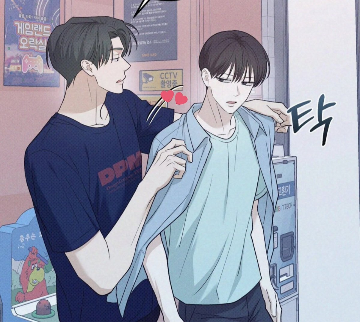 puddingmelons's tweet photo. seungpyo putting his shirt on jaemin to cover his handsome 🍬 baby in the mint shirt 🩵— not wanting others to stare at him 😾🫣
&amp; jaemin getting jealous 😾, thinking pyo goes around holding his friends' hands 👐🏻 &amp; told him not to do it 😾😆💢
i love our jealous boyfriends 😌🤭🤍 https://t.co/VLC5v9Zclq