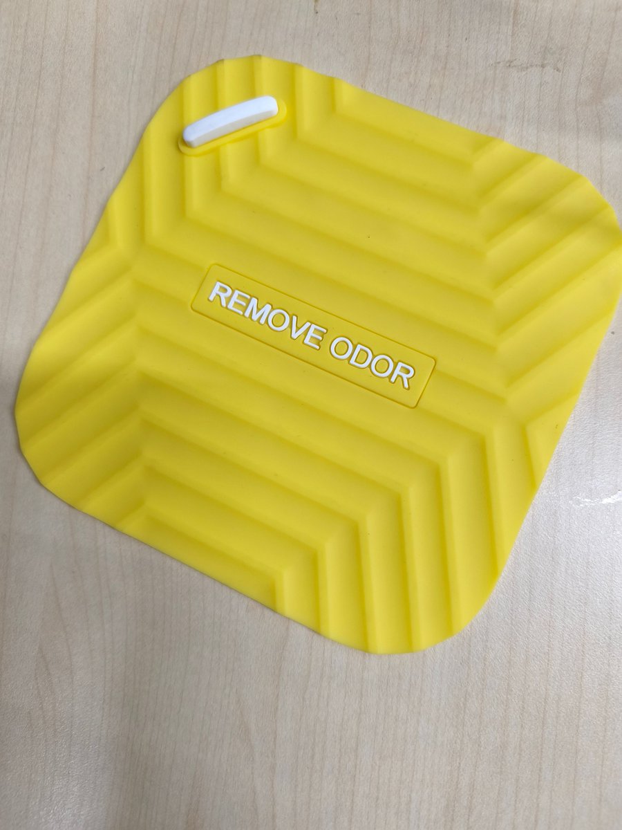 erokayru's tweet photo. Shopeeでこれ買いました
これはシリコン製で少し重みがあるシートで排水口を塞ぐシートです。
水を流す時は取れば良いだけって考えです。
キッチンの床の排水口に使ってみよう
臭いものには蓋をしろ！ https://t.co/Mw5YLX9mnB