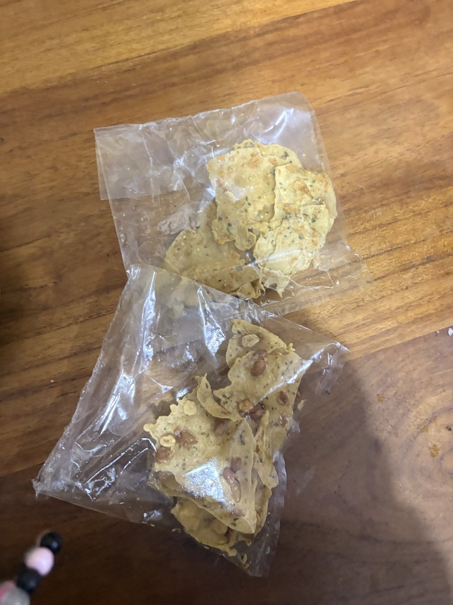 KapudS640's tweet photo. Aku sampai nangis lihat nenek ini jualan peyek. Padahal banyak banget orang yang lewat, tapi nggak ada yang beli.

Aku benar-benar ngubek-ngubek isi tas, berharap masih ada uang cash buat beli dagangannya. Soalnya uang tunai aku baru aja habis dan belum sempat ambil lagi.

Alhamdulillah masih nemu uang Rp8 ribu di dalam tas, jadi cuma bisa beli dua bungkus karena satu bungkusnya Rp3 ribu. 😩😭💔

Maafin ya, Nek, aku belum bisa beli banyak karena uangnya nggak cukup.

Buat teman-teman yang naik MRT dari Bundaran HI (pintu dekat Sinarmas / Pintu F), kalau ketemu nenek ini tolong diborong ya.

Tadi aku ketemu beliau pas lagi nunggu jemputan, sekitar jam pulang kerja waktu maghrib.

Memang isi peyeknya nggak banyak, tapi dengan beli dagangannya semoga bisa bantu nenek ini. Insyaallah rezeki kalian nanti dibalas berkali-kali lipat. Aamiin ya Allah.

Nggak tega banget lihat beliau. Di usia segitu harusnya udah bisa istirahat, nggak perlu kerja lagi. 💔

Sehat-sehat terus ya, Nek. Insyaallah kalau kita ketemu lagi, aku mau beli peyeknya lagi. 🤍