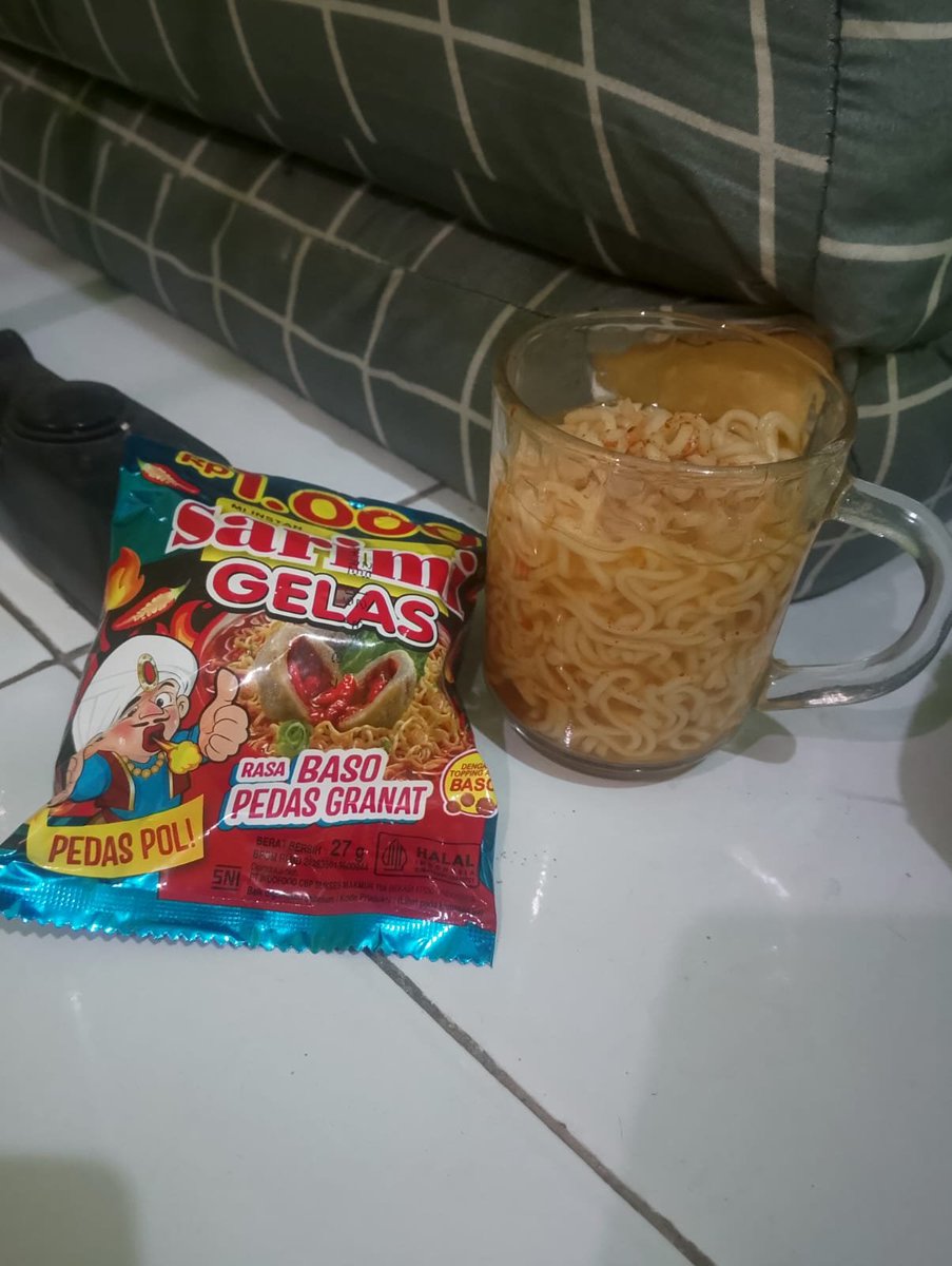 PHRlTA's tweet photo. nggak expect bakal nemu sarimi gelas baso granat di warung ujung gang. penasaran sama baso granatnya beneran meledak di mulut nggak 😂 https://t.co/1SbiggxuzF