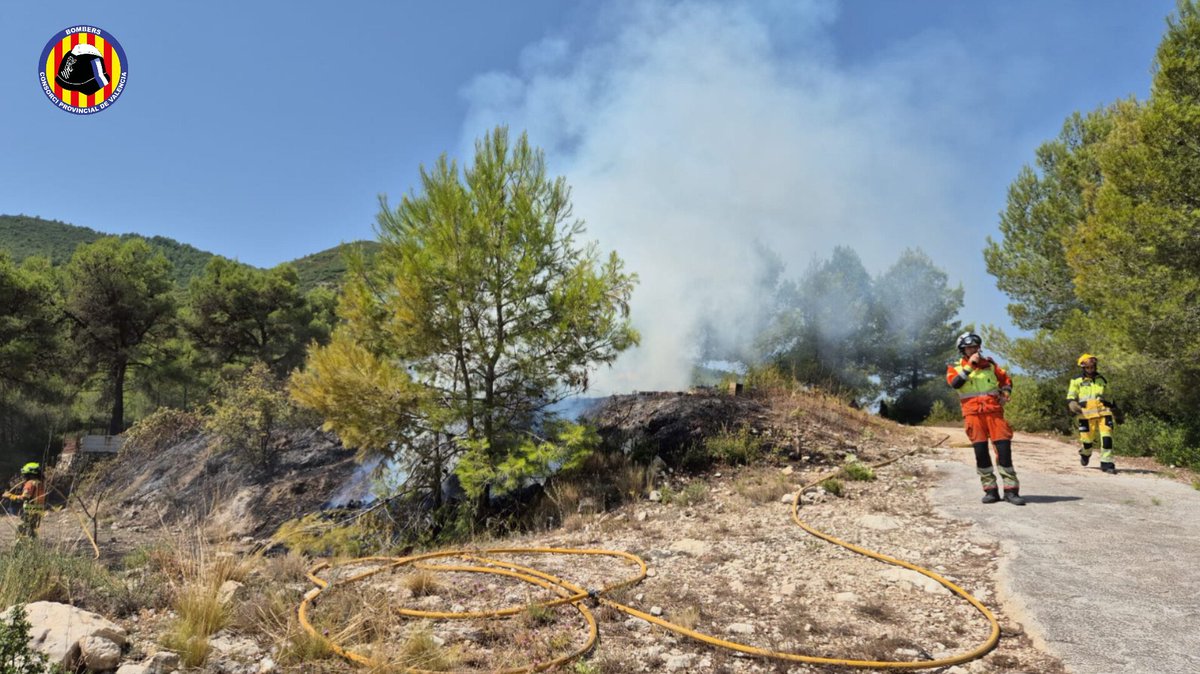 BombersValencia's tweet photo. Les #BRIFO del Consorci també intervenen a l'incendi que ja es troba controlat. https://t.co/V3j0VuxCHE