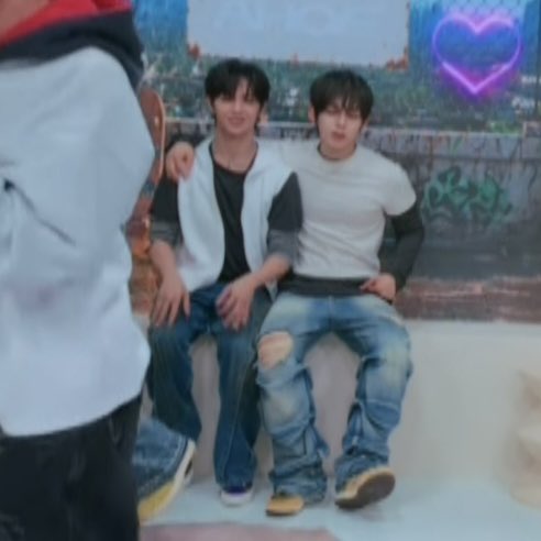 kn1ves0ut's tweet photo. chihjay in their own little world 🥹 https://t.co/DuuWbNXyBM