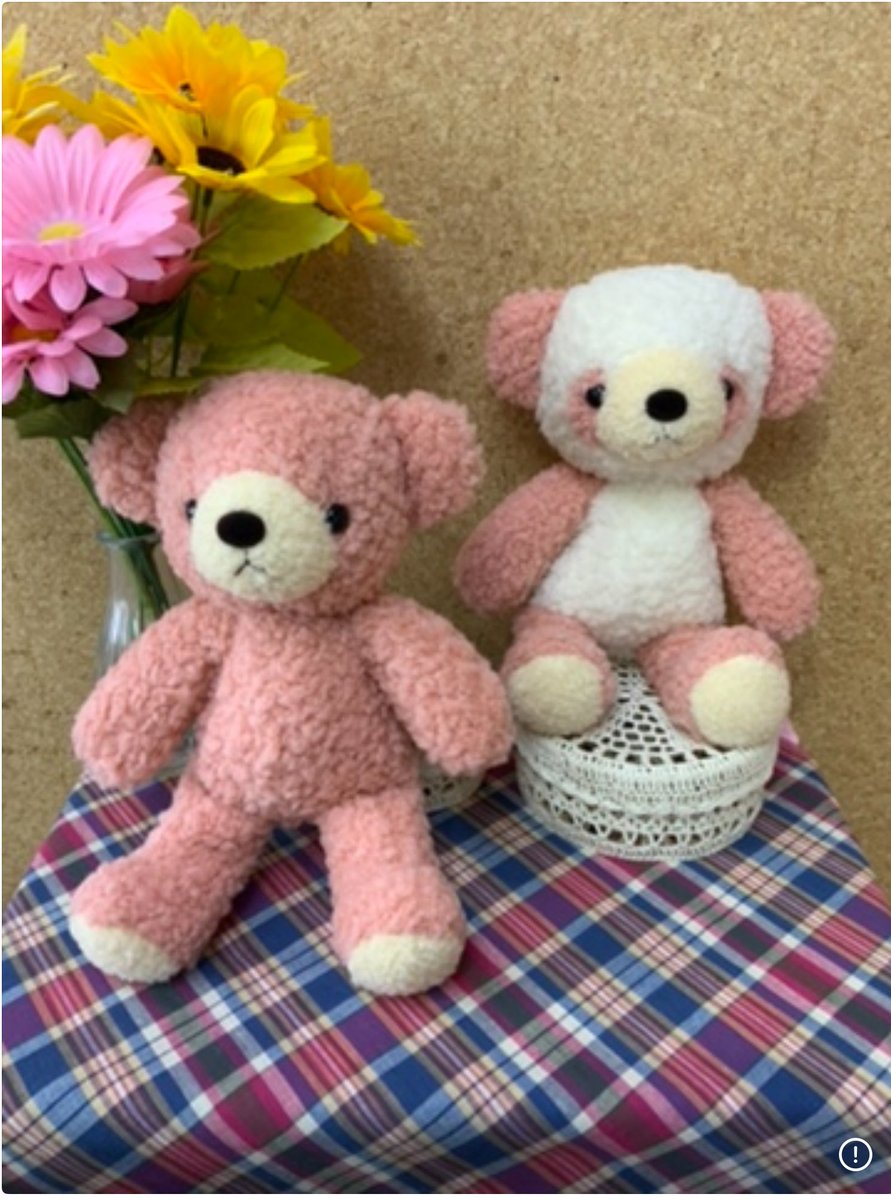 Dousin_kawaii's tweet photo. 熊本の皆様お身体お心いかがでしょうか
心配です

本日、お二方から「熊本で親戚が被災している。子供もいるので救援物資にフカフカも入れてあげたい。住居近くではどこで買えるか？」というお問い合わせを頂きました🧐

以前よりお話ししてはおりますが、弊社のネットショップには、この半年以上満足にフカフカが入荷しておりませんでした💦
また、生産工場もまさに今日から仕上げ担当の女将さんが入院のため、不定期でお休みに入る状況です🏭
売り場も把握できているお店はあるのですが、在庫状況までは分かりかねました💦

工場が入院前最後に納品してくれた在庫を、31日に数件のお客先へ発送予定でございました🙇‍♀️そこで、大変に失礼な事とは考えましたが、出荷先へお伺いを立て

クマSクリーム🐻‍❄️
クマSブラウン🧸
クマMクリーム🐻‍❄️

いずれも3〜5体ですが、弊社用に確保をいたしました🙇‍♀️
明日弊社ネットショップに在庫をアップいたします🙇‍♀️
是非、お顔選びをお申し付けくださいませ🙇‍♀️

いつもクマクマ言っているくせに、こういう時に熊本へ何もしないという事はないだろうと

そう思い立ち、こちらの売上を全額義援金として寄付しようと考えましたが、社内稟議を回す時間がございませんでした🙇‍♀️

そこで、上記の販売額とほぼ同額になる金額を、個人的に義援金としてお送りしました🙇‍♀️

雀の涙どころか
少額すぎて雀も涙するレベルの金額ではございますが、どなたかの水一本、保冷剤一個、塩分タブレット1粒にでもなってくれればと思いを込めました🙇‍♀️どうか皆様少しでも不安なくお過ごし頂けます様に🙇‍♀️

ウチはまだあるから次回でいいよ
と言ってくださったお客先様
ありがとうございます🙇‍♀️

今回の売り上げがある様でしたら
また、あしなが育英会への寄付等をするようにしたいと思います🙇‍♀️毎度毎度少額で申し訳ございません🙇‍♀️

また、以前の災害等に際し
弊社に義援金を送りたい‼️
頑張れボタンで寄付したい‼️というお問い合わせを頂きましたが、全てお断りしております🙇‍♀️

是非、弊社を通さず直接寄付をしてください🙇‍♀️届けたい先にはできるだけ直接‼️大前提だと思います‼️皆様のお気持ちはきっと届くと思います‼️いつもいつもありがとうございます‼️

※我ながら偉そうなポストなのですぐ消すと思います🙇‍♀️