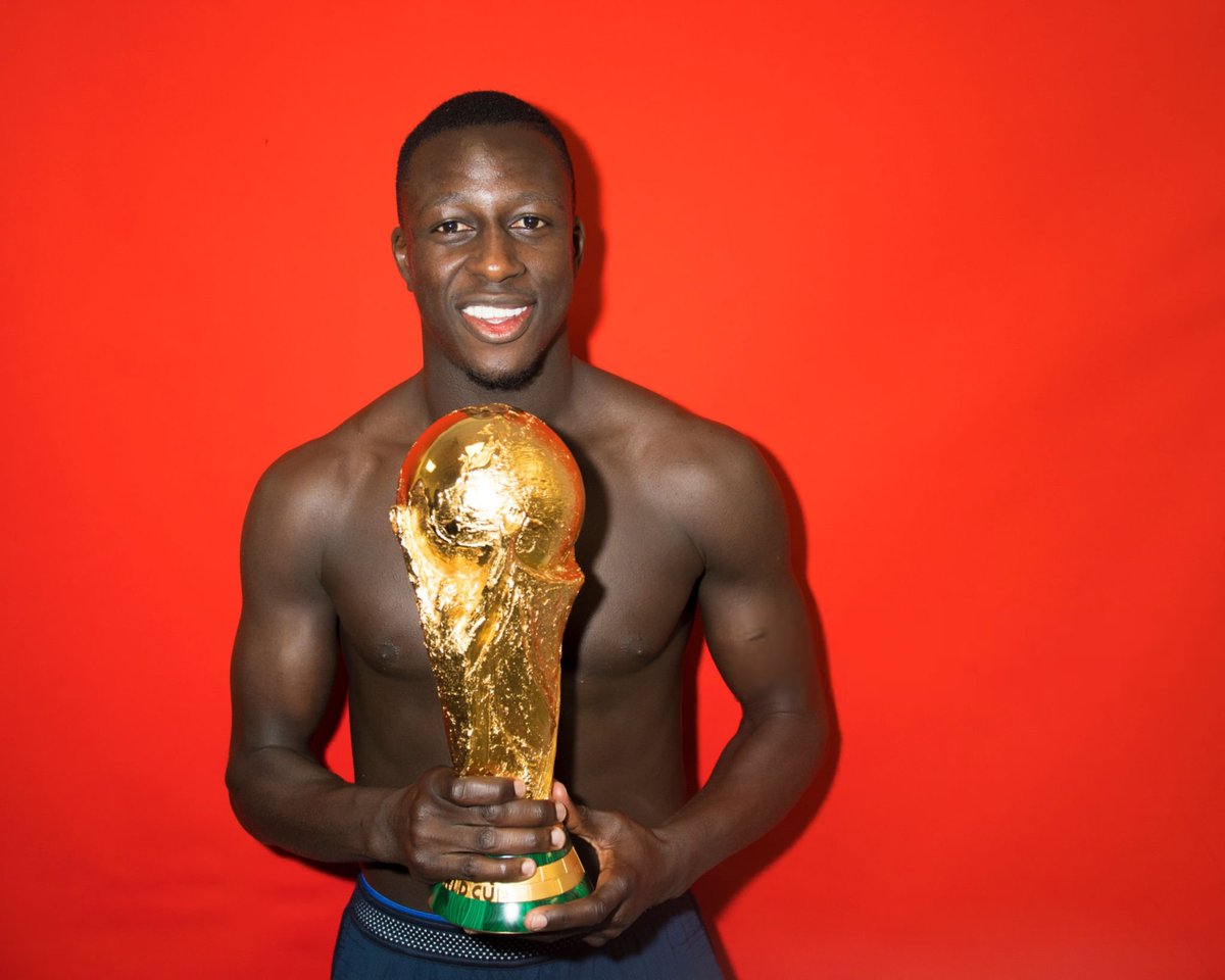 lnstantFoot's tweet photo. 🚨🚨 BENJAMIN MENDY 🇫🇷 A VENDU AUX ENCHÈRES SON TROPHÉE DE LA COUPE DU MONDE 2018 !! 🤯🤯💰

Il a vendu sa réplique officielle du trophée aux enchères pour environ 54 000 euros.

(via @RMCsport) https://t.co/XYvXabkP8J
