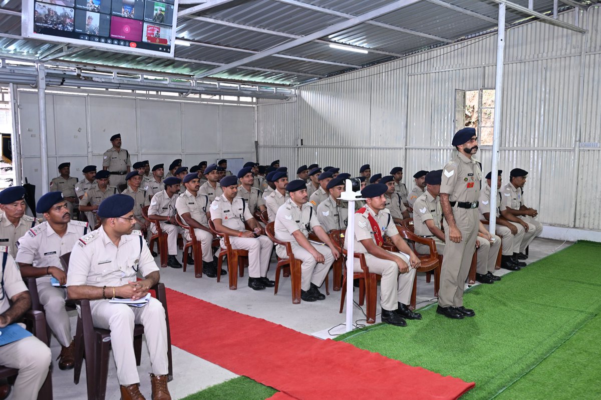 36BnSSB_INDIA's tweet photo. श्री संजीव कुमार, कमांडेंट #36BnSSB ने आज मासिक #SainikSammelan लिया। जवानों के बिंदुओं का संज्ञान लिया और उनका मनोबल बढ़ाया। उत्कृष्ट कार्य हेतु 3 कार्मिकों को सम्मानित किया गया। VC से सभी BOP और अमरनाथ, कांवड़ व स्वतंत्रता दिवस ड्यूटी में तैनात समवाय भी जुड़ीं।
#SSB
@SSB_INDIA https://t.co/SxIpyzR6wL