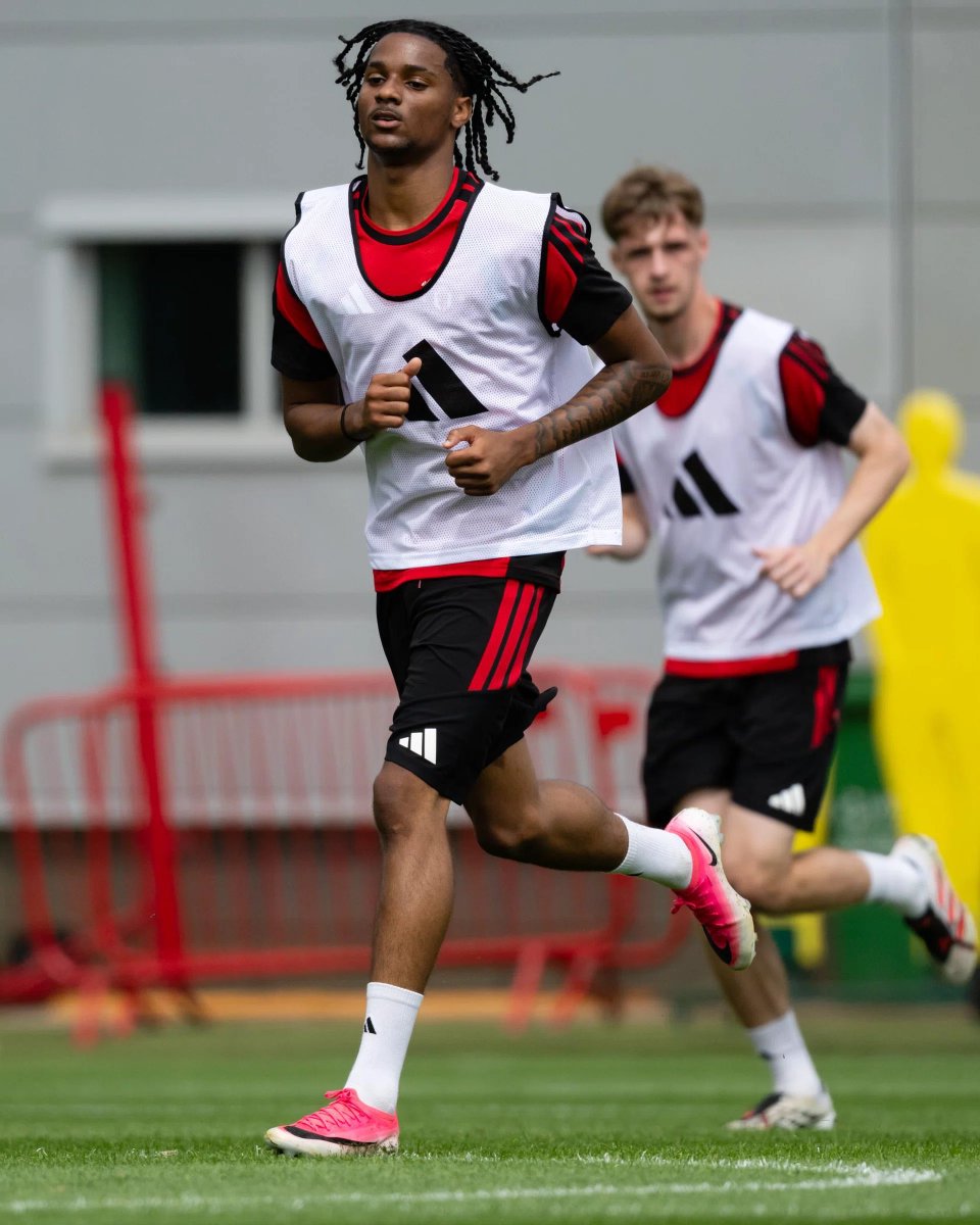 UtdDistrict's tweet photo. New signing Tynan Thompson IS IN first-team training! 🔥 https://t.co/3TAm5cYUbe