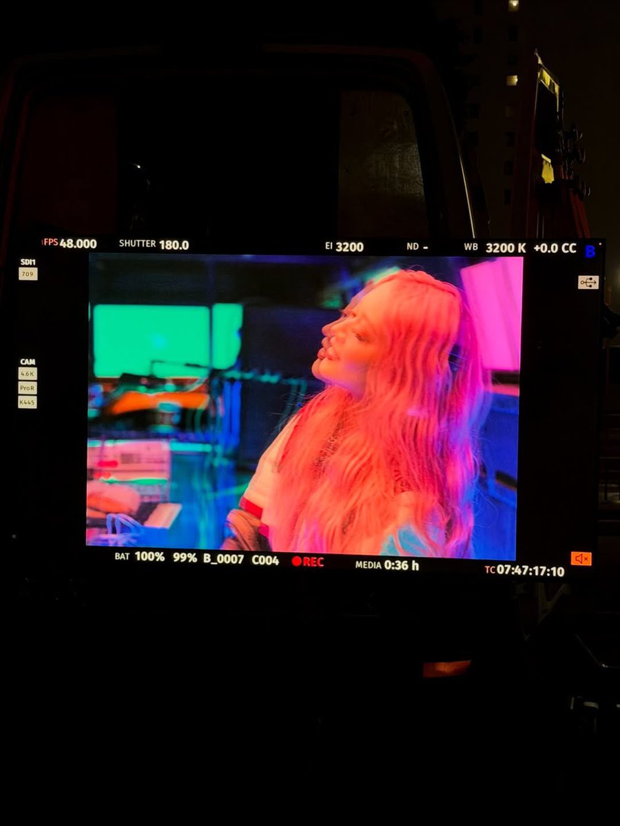 Eibeling's tweet photo. Everything feels more iconic with a little blur and a lot of pink 📼🎀 https://t.co/jFXldzQvxs