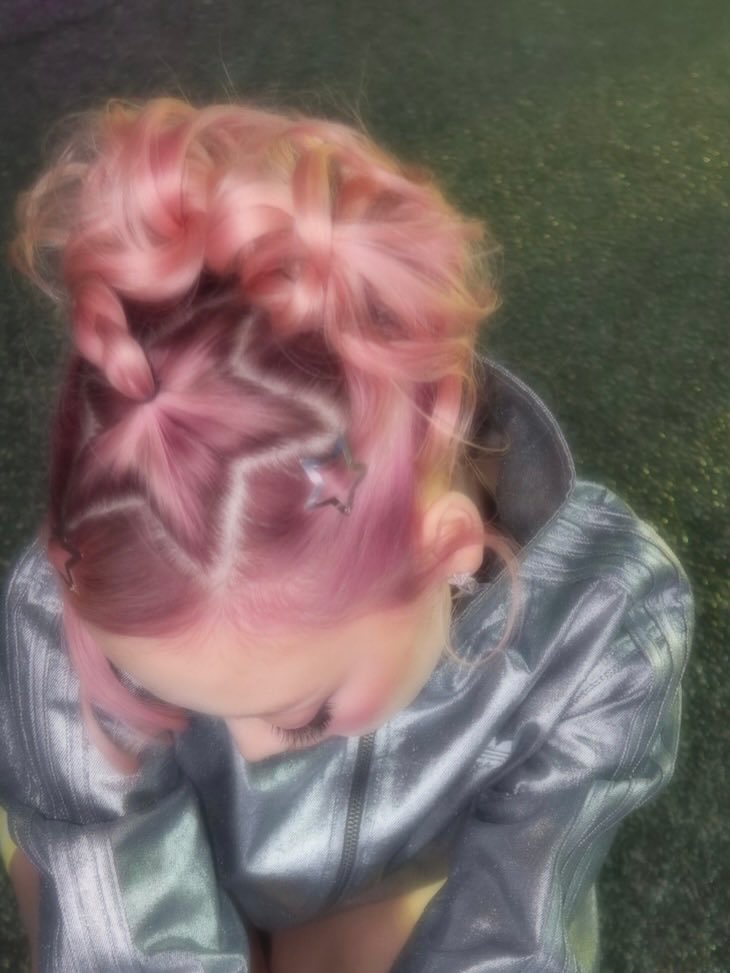 Eibeling's tweet photo. Everything feels more iconic with a little blur and a lot of pink 📼🎀 https://t.co/jFXldzQvxs