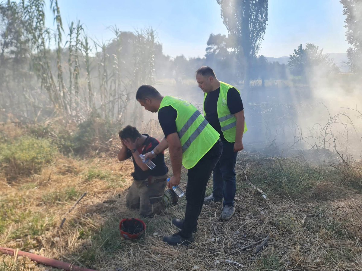 Ulku_Ocaklari's tweet photo. 📍 İZMİR

Ülkü Ocakları İzmir İl Başkanlığı tarafından, Ödemiş Mursallı’da meydana gelen yangında devletimizin ilgili kurumlarıyla koordinasyon sağlanarak; söndürme, soğutma ve yardım çalışmalarında bulunuldu. https://t.co/O27oLPvscv