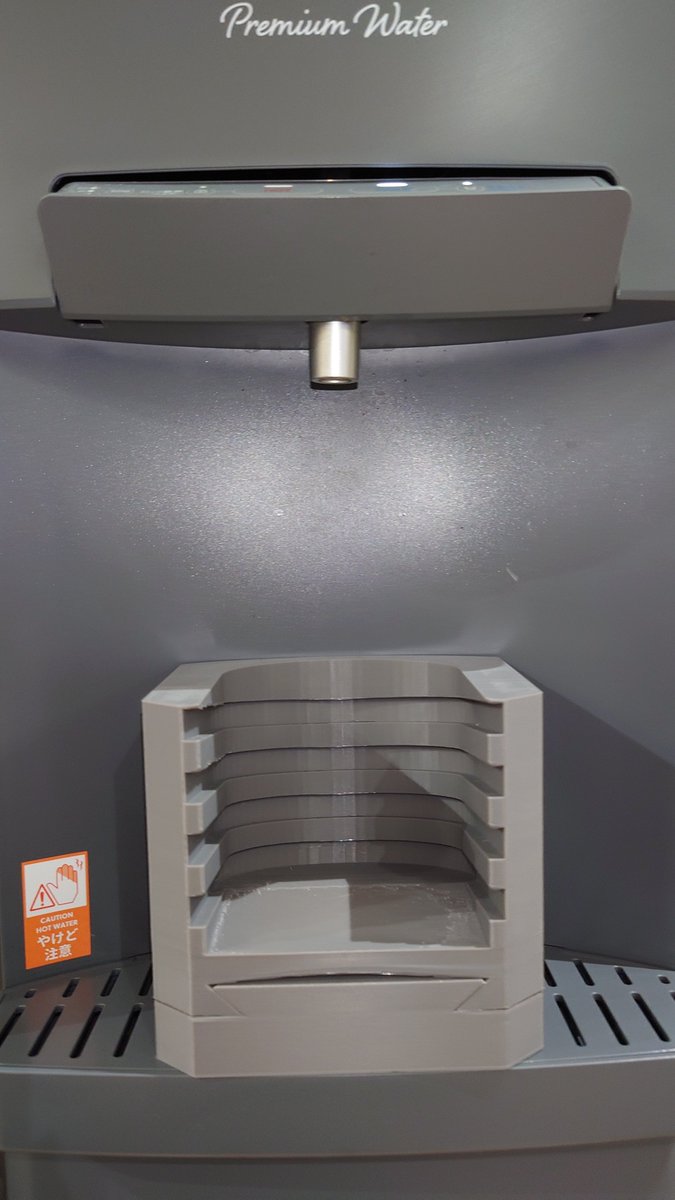 Amecoon_Studio's tweet photo. 前回投稿の3Dデータをプリントしてみたけど
やっぱり実際に印刷すると改善点がいっぱい見えてくる🦝💭

このタイプに進化したから
切り欠けの取り外し機能いらなくて
台座から直接タイプでも見た目的にも良いなぁ

いっぱいフィラメントを消費してしまった
まぁこれは勉強代って事でw

3Dプリントって試行錯誤が多くて楽しい🎶
悩んでる人はTinkercadみたいな
初心者に優しいもので
何か制作してみるのも良いかも💡

この機体に合わせて制作中💻️
https://t.co/Vd6Du7JmPL…

#3Dプリンター #バンブーラボ
#BambuLabo #Tinkercad
#CAD自作 #ウォーターサーバー
#スリムサーバー4 #ロング #ショート
#PremiumWater #プレミアムウォーター
