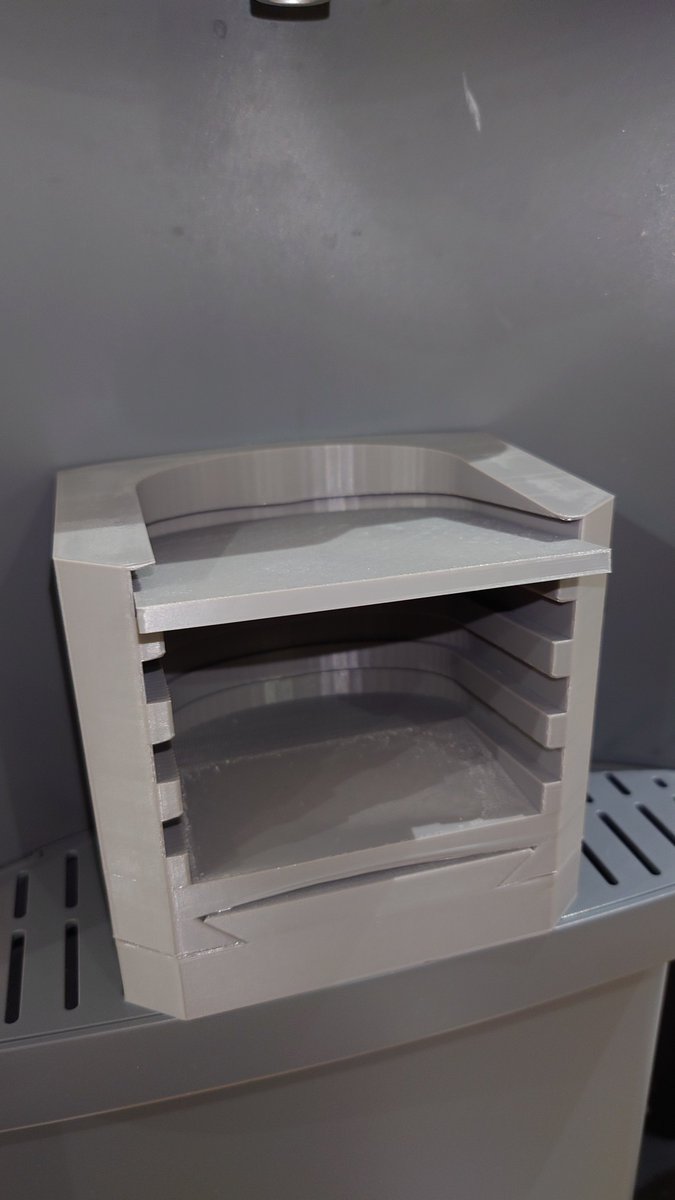 Amecoon_Studio's tweet photo. 前回投稿の3Dデータをプリントしてみたけど
やっぱり実際に印刷すると改善点がいっぱい見えてくる🦝💭

このタイプに進化したから
切り欠けの取り外し機能いらなくて
台座から直接タイプでも見た目的にも良いなぁ

いっぱいフィラメントを消費してしまった
まぁこれは勉強代って事でw

3Dプリントって試行錯誤が多くて楽しい🎶
悩んでる人はTinkercadみたいな
初心者に優しいもので
何か制作してみるのも良いかも💡

この機体に合わせて制作中💻️
https://t.co/Vd6Du7JmPL…

#3Dプリンター #バンブーラボ
#BambuLabo #Tinkercad
#CAD自作 #ウォーターサーバー
#スリムサーバー4 #ロング #ショート
#PremiumWater #プレミアムウォーター