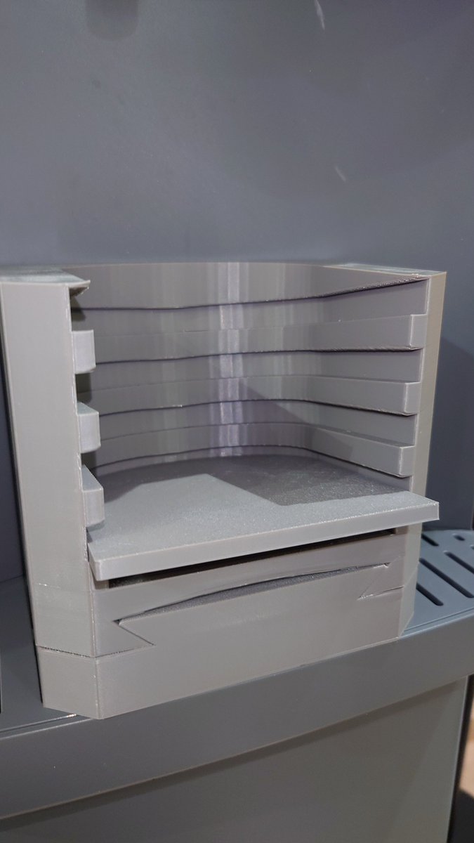 Amecoon_Studio's tweet photo. 前回投稿の3Dデータをプリントしてみたけど
やっぱり実際に印刷すると改善点がいっぱい見えてくる🦝💭

このタイプに進化したから
切り欠けの取り外し機能いらなくて
台座から直接タイプでも見た目的にも良いなぁ

いっぱいフィラメントを消費してしまった
まぁこれは勉強代って事でw

3Dプリントって試行錯誤が多くて楽しい🎶
悩んでる人はTinkercadみたいな
初心者に優しいもので
何か制作してみるのも良いかも💡

この機体に合わせて制作中💻️
https://t.co/Vd6Du7JmPL…

#3Dプリンター #バンブーラボ
#BambuLabo #Tinkercad
#CAD自作 #ウォーターサーバー
#スリムサーバー4 #ロング #ショート
#PremiumWater #プレミアムウォーター