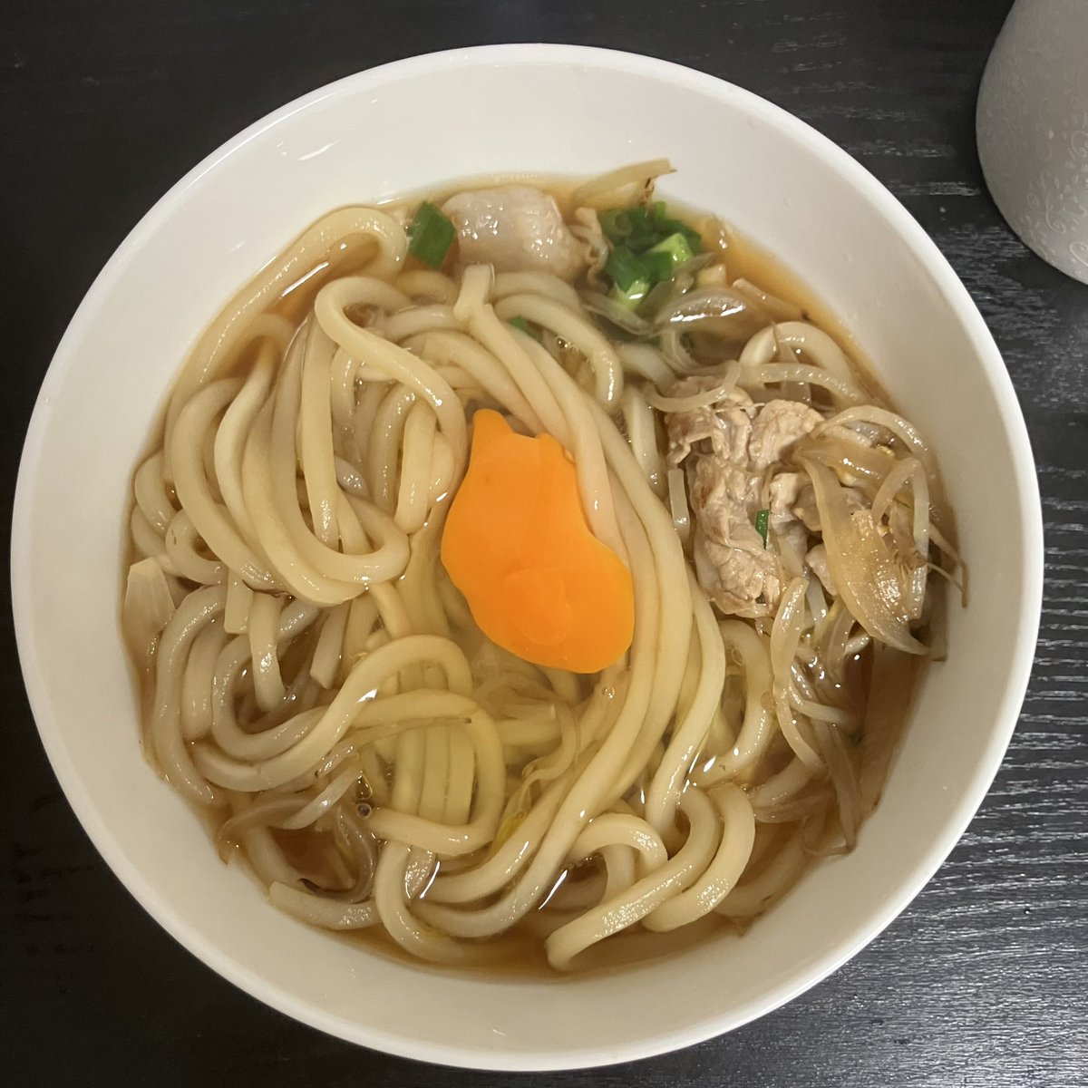 unikempi's tweet photo. 冷ますために別皿に移してるだけで全然横にデカ鍋がある肉うどん https://t.co/T6lRITYJhy