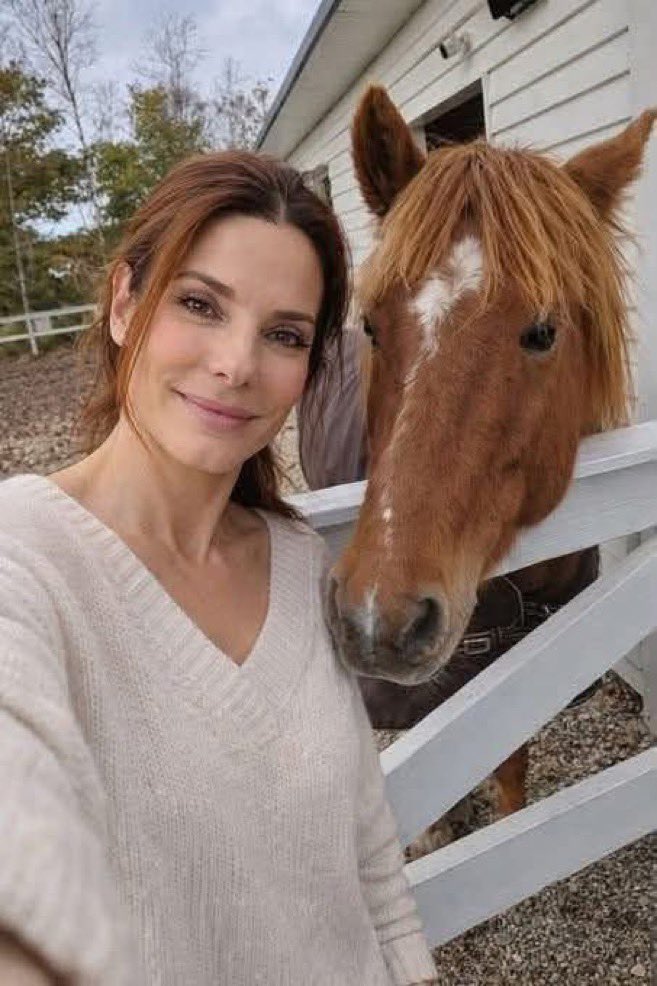 SandraBulo5nd's tweet photo. Horse 🐎 lovers ♥️
#sandarbullock https://t.co/1wEJ4PQykP