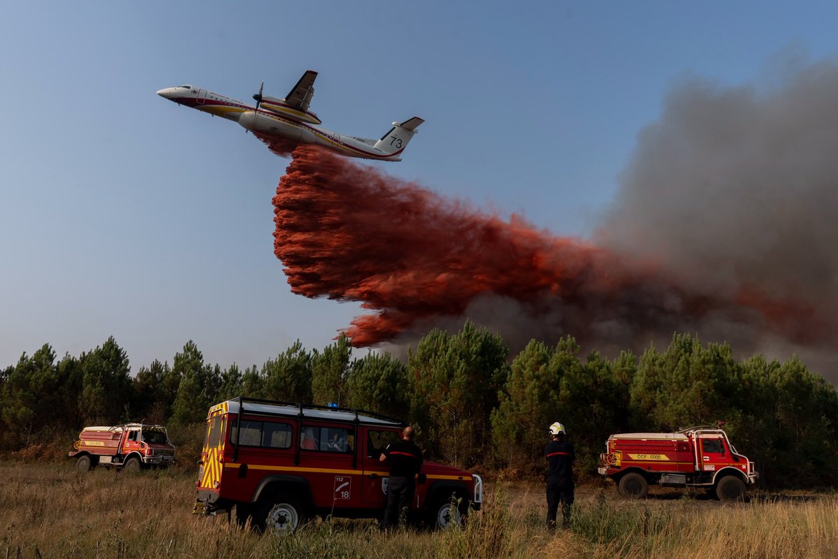MarinsPompiers's tweet photo. #IncendieGironde 🔥 Quelques images des marins-pompiers toujours mobilisés dans la lutte contre les feux de forêt en Gironde.

Soutien à toutes les forces mobilisées sur les lieux !

© Marine nationale / BMPM / C.Charles 
© The Times / Nathan.Laine photo https://t.co/xNpn9vRVcg