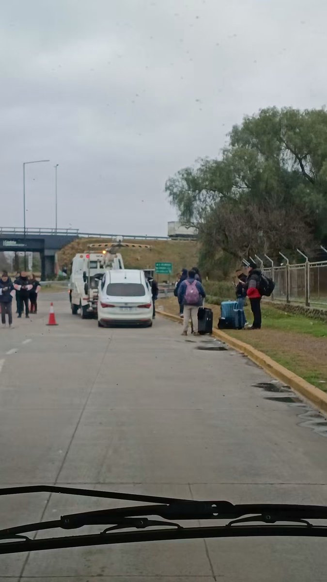diegosheredia's tweet photo. 30 de julio. Aeropuerto.

La Municipalidad de Córdoba SIGUE con su ánimo COMUNISTA y no deja laburar a Uber. Miles y miles de autos incautados por capricho de @PasseriniOk 

En Córdoba tenés que ser un Claudio Barrelier para que te permitan trabajar sin molestarte. https://t.co/1Oojdgeo5W