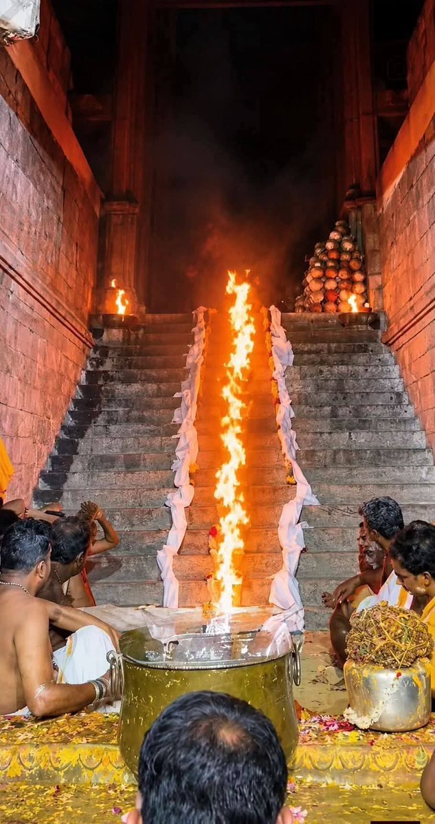 Bhairavinachiya's tweet photo. பதினெட்டாம்படி கருப்பண்ணசாமி 🙏 https://t.co/xB9gRQRbDk