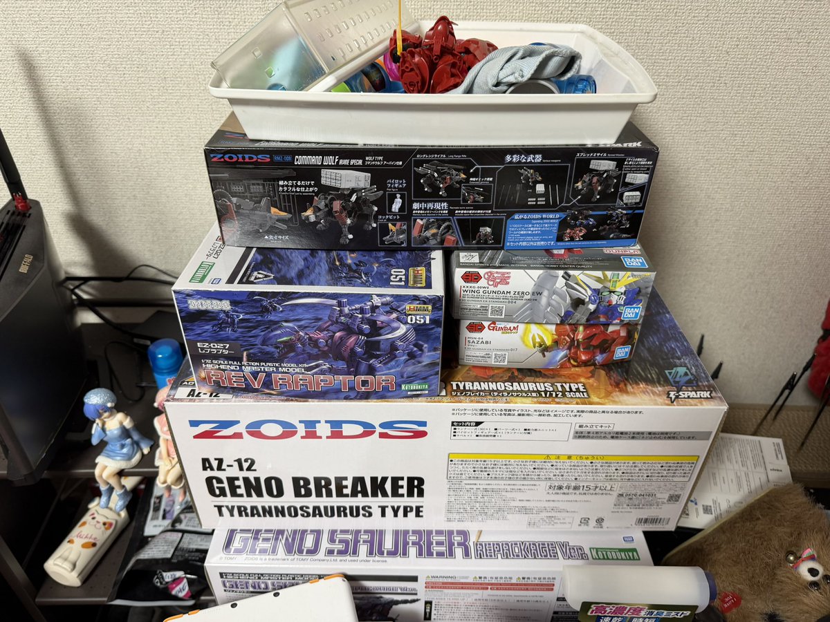 xion5656's tweet photo. @harukittygame 作らず箱のままだとまだなんとか積み上げれる…
1番上の箱だけは余剰パーツ入れですw
１つは途中まで組んでてヤスリ無くなったので買いに行かなきゃです( ・∇・) https://t.co/o2vhPhpCof