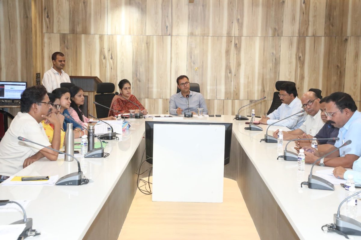 CollectorKatni's tweet photo. कलेक्टर श्री आशीष तिवारी ने सीएसआर की समीक्षा बैठक में कहा -उद्योगों की सामाजिक भागीदारी से संवरेंगे शिक्षा और विकास के नए आयाम।
पढ़ें पूरी खबर:https://t.co/ZteDyq8SgQ
@JansamparkMP
@CMMadhyaPradesh
@DrMohanYadav51 
@minmpmsme 
@jbpcommissioner 
#katni #कटनी https://t.co/Zc73CipwNz