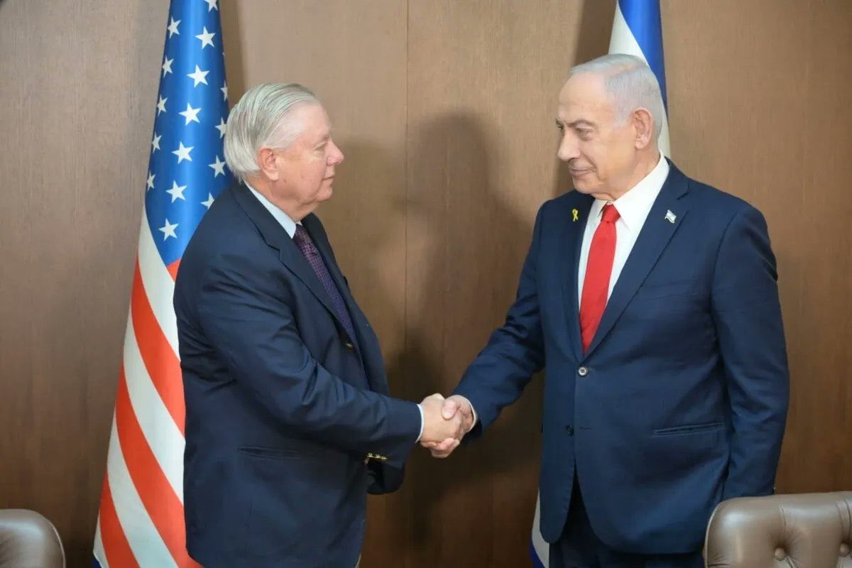 L_ThinkTank's tweet photo. ❗️ [ 🇮🇱 ISRAËL | 🇺🇸 ÉTATS-UNIS | 🇺🇳 CPI ]

🔸Selon Middle East Eye, des enregistrements récemment révélés indiquent que Benjamin Netanyahu aurait demandé au sénateur américain Lindsey Graham d’utiliser des accusations d’inconduite sexuelle visant le procureur de la CPI Karim Khan afin de retarder les mandats d’arrêt liés à la guerre à Gaza.

🔸Lindsey Graham aurait accepté de coordonner une lettre bipartisane avec d’autres sénateurs américains. Les mandats d’arrêt visant Benjamin Netanyahu et Yoav Gallant ont néanmoins été émis par la CPI en novembre 2024.