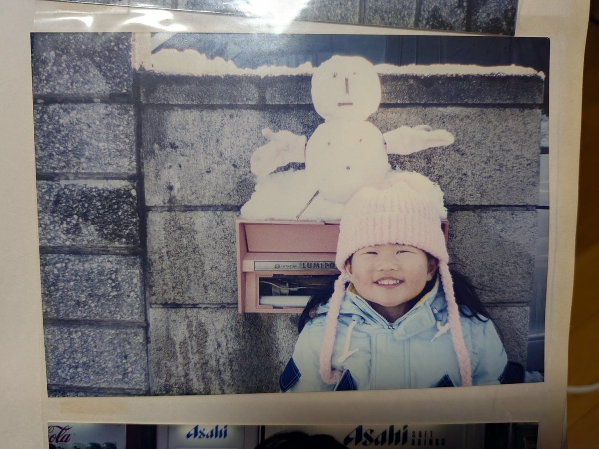 napi7pipi11's tweet photo. 実家に帰って小さい頃のアルバムを見つけた
無邪気な笑顔の私とちくへそ付雪だるま https://t.co/Ig5xo7zYck