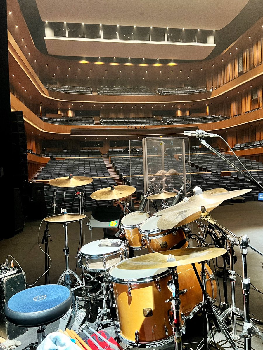 akira_drums's tweet photo. 島津亜矢さん40周年ツアー上半期ファイナル。東大阪市文化創造館でした！昼夜満席ですごい盛り上がりでした。アンコールでは熊本への想いを込めた「おもいで宝箱」。叩きながら泣いてしまいました。まず人命。そして復興に向けて。大好きな熊本に祈りを込めて。いただいた花園ラグビーカレーパンと https://t.co/T7eqf7VNiJ