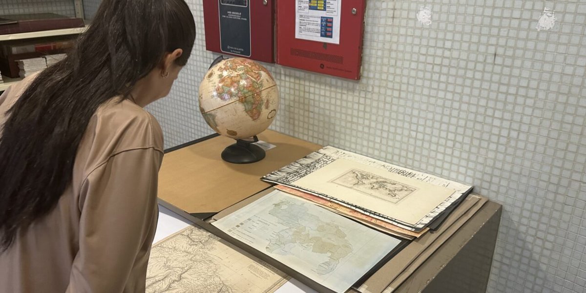 ArquitectUCAB's tweet photo. 🔎La #UCAB revitaliza su acervo cartográfico para apoyar la investigación territorial venezolana
El #IIH y la @BibliotecaUCAB adelantan digitalización de más de 400 mapas, cartas navales y planos que datan del siglo XVI a finales del siglo XX.
🔗https://t.co/byNMIgFPlB https://t.co/QdUqlDgXLJ