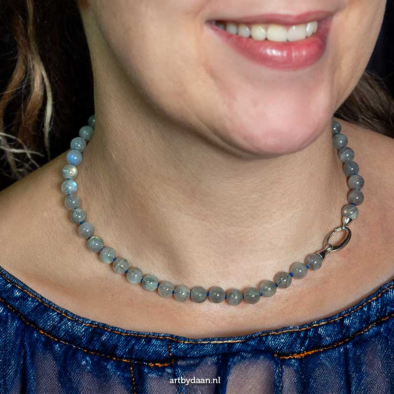 artbydaan's tweet photo. Nieuw uniek maatwerk! โจ Deze prachtige geknoopte ketting van labradoriet en 925 sterling zilver is speciaal op aanvraag gemaakt. De stenen lichten magisch op in het licht . Wil jij deze ook op maat laten maken? Link in bio! ๏ธโจ #artbydaan #labradoriet
๐๐ปย https://t.co/8egEBgNta8