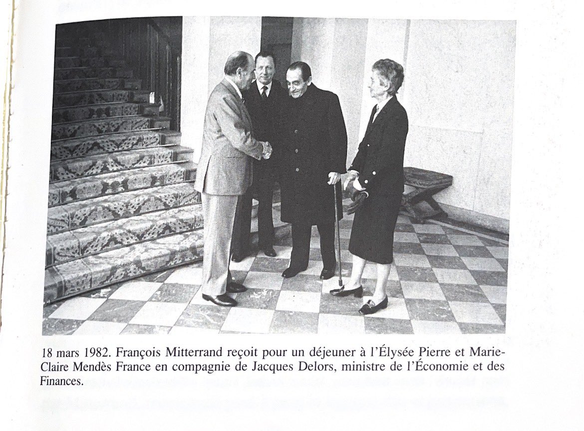amis_mitterrand's tweet photo. 6. Remarques.- Plus que « La Morale de l’Histoire », ce livre pourrait s’intituler : La Morale et l’Histoire, pour que le lecteur médite cette antinomie. Sans être trop sévère avec celui qui a choisi de s’inscrire dans l’Histoire parfois au prix de sinuosités, ni avec celui dont l’intransigeance a limité l’action. 6/12