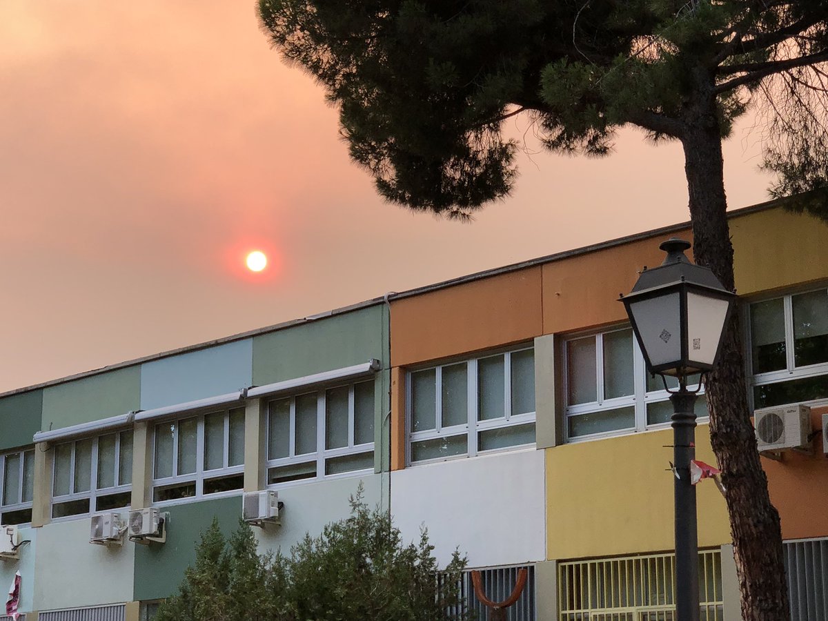 uamsseb's tweet photo. Our Summer School ended with this Madrid sunset. 🌅 Smoke from the wildfires affecting Madrid gave the sky a striking, yet unsettling, appearance.

A timely reminder of our discussions on climate adaptation, resilience, and the urgent need to better prevent and manage wildfires. https://t.co/Drg7A6UsAX