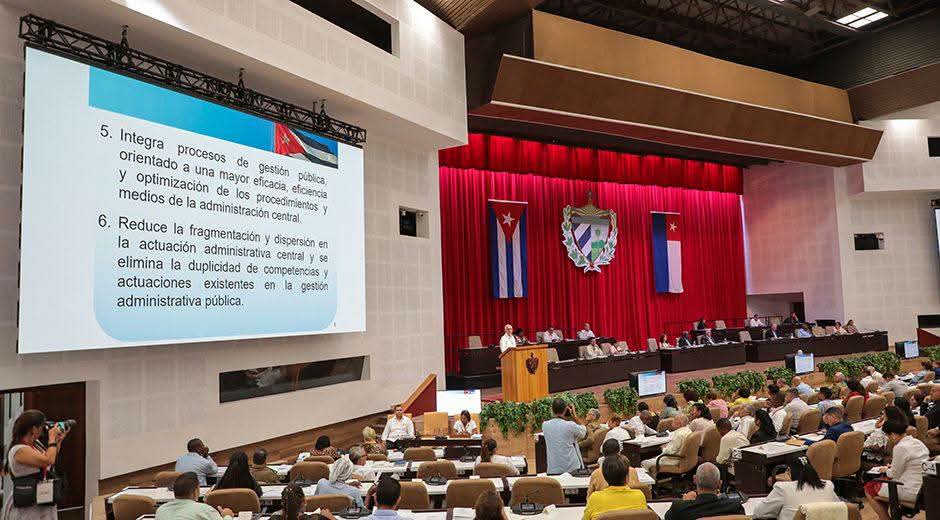 FGR_Cuba's tweet photo. 🇨🇺 | Asamblea Nacional aprueba Ley de Organización de la Administración Central del Estado

ℹ️ | Información ampliada en el siguiente enlace ⬇️ 
https://t.co/gfHTqChItS

#PoderPopular
#CubaLegisla https://t.co/mtnXbigTVU