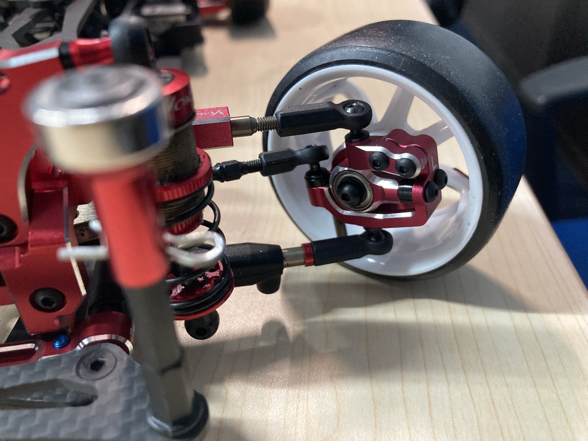 RdJZX81mk2's tweet photo. SD3.0は黒ナックル
MD3.0は赤ナックルという構成に…
どうせならSD3.0も赤くしたいけど、そんな財力ある訳ない😭
#SD30
#MD30
#ヨコモ
#ラジドリ
#新型ナックル https://t.co/kIByhc9gEi