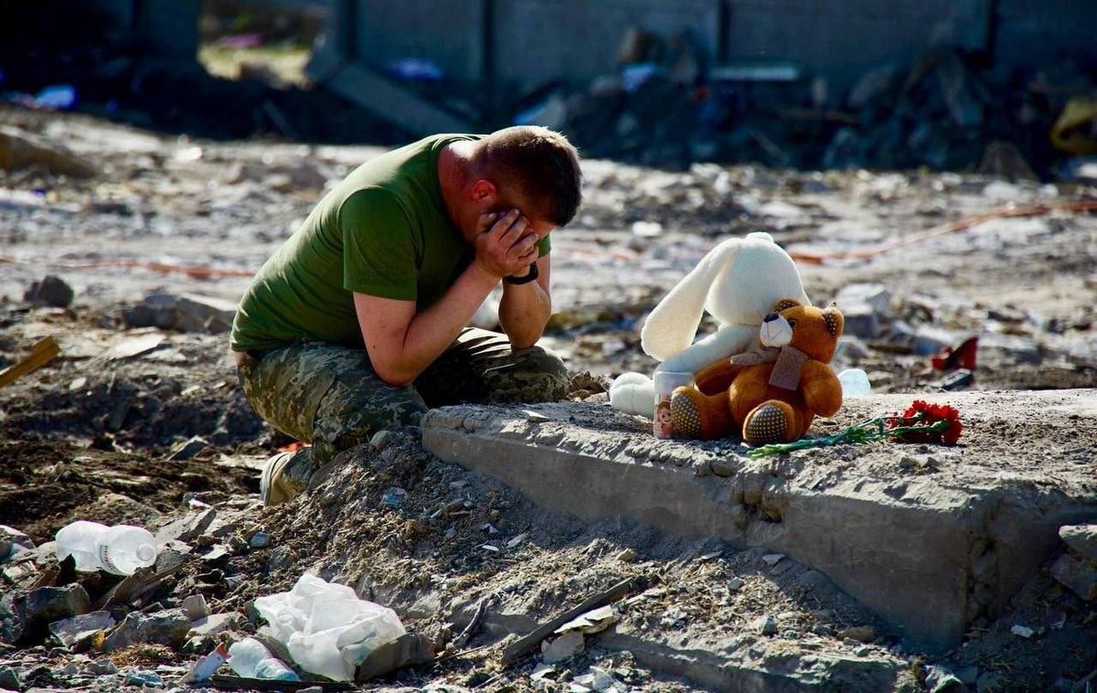 rshereme's tweet photo. A photo that tears your heart apart: standing on the ruins of his home, Danylo Voronov mourns his entire family, who were killed in a russian strike - his parents, brothers, sisters, and his 18-month-old son, Artem.

A tragedy and a grief that words cannot convey. https://t.co/JqB4FK1Cwz