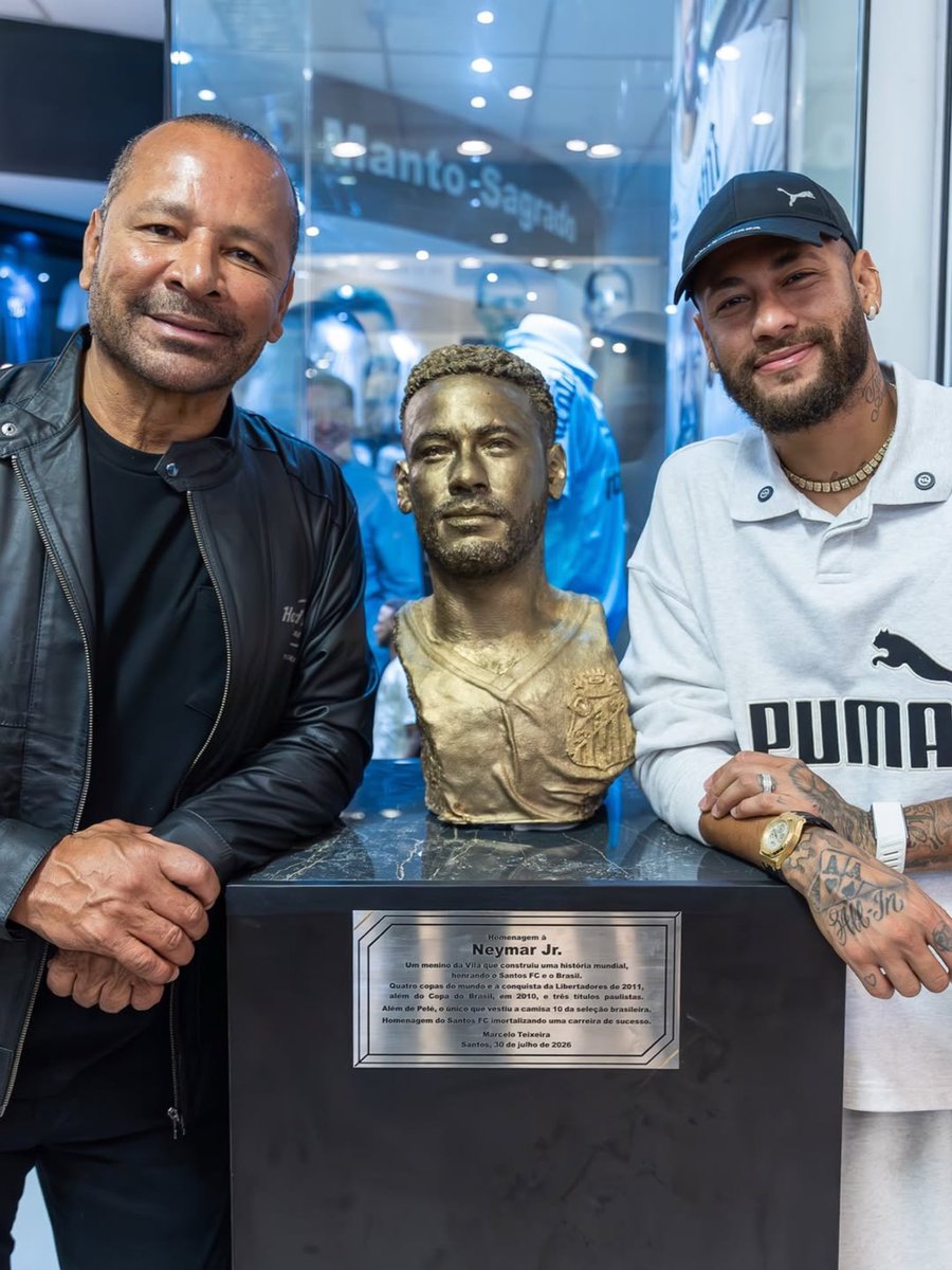ActuFoot_'s tweet photo. Neymar 🇧🇷 a inauguré sa propre statue dévoilée par Santos 😁 https://t.co/ZYHGuucei0