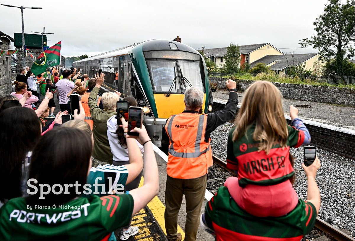 PiarasPOM's tweet photo. A few pics from a very special homecoming for Mayo as they brought Sam back to Castlebar on Monday night.

https://t.co/KIxp0lMo74 https://t.co/jCRXwZMs0K