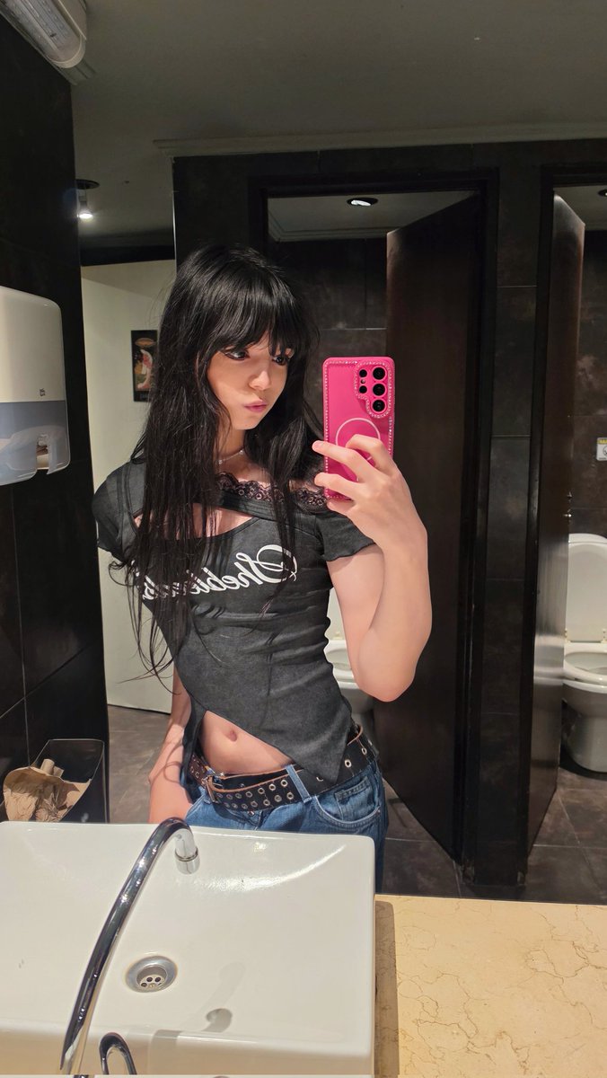 Rozsier_'s tweet photo. Un Femboy que se ve así, deberia entrar al baño de mujeres o de hombres? 
Usualmente voy al de hombres pero siempre me miran raro o me retan para que vaya al de mujeres. Pero siento que estoy invadiendo espacio que no es mio 😖 https://t.co/NfX5So1P16