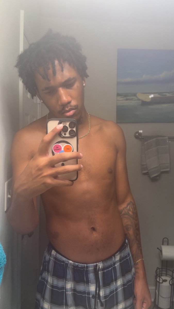 Devean019's tweet photo. 🪞 #ThursdayVibes #MirrorSelfie #fyp https://t.co/x9ilC6FwON