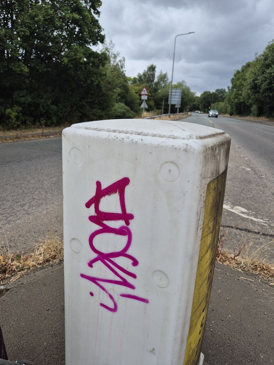 BBullrushes's tweet photo. These boxes had stayed clean for a few months but back out with the #GraffitiGo again today removed the same old tags. The red / pink is the worst to remove. Not happy with the result but will go back to remove the last of it. #LoveWhereYouLive #Derby https://t.co/9H8cX4UFOf