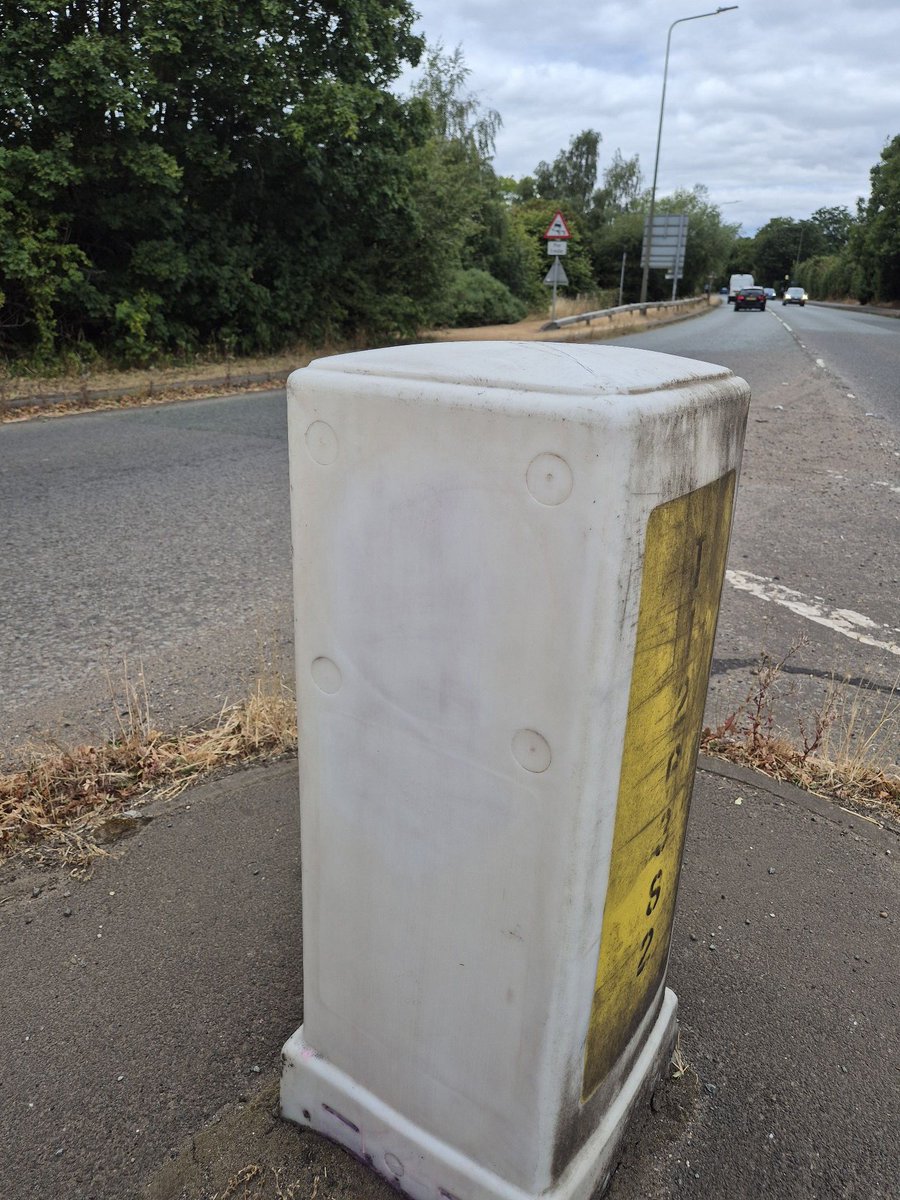 BBullrushes's tweet photo. These boxes had stayed clean for a few months but back out with the #GraffitiGo again today removed the same old tags. The red / pink is the worst to remove. Not happy with the result but will go back to remove the last of it. #LoveWhereYouLive #Derby https://t.co/9H8cX4UFOf