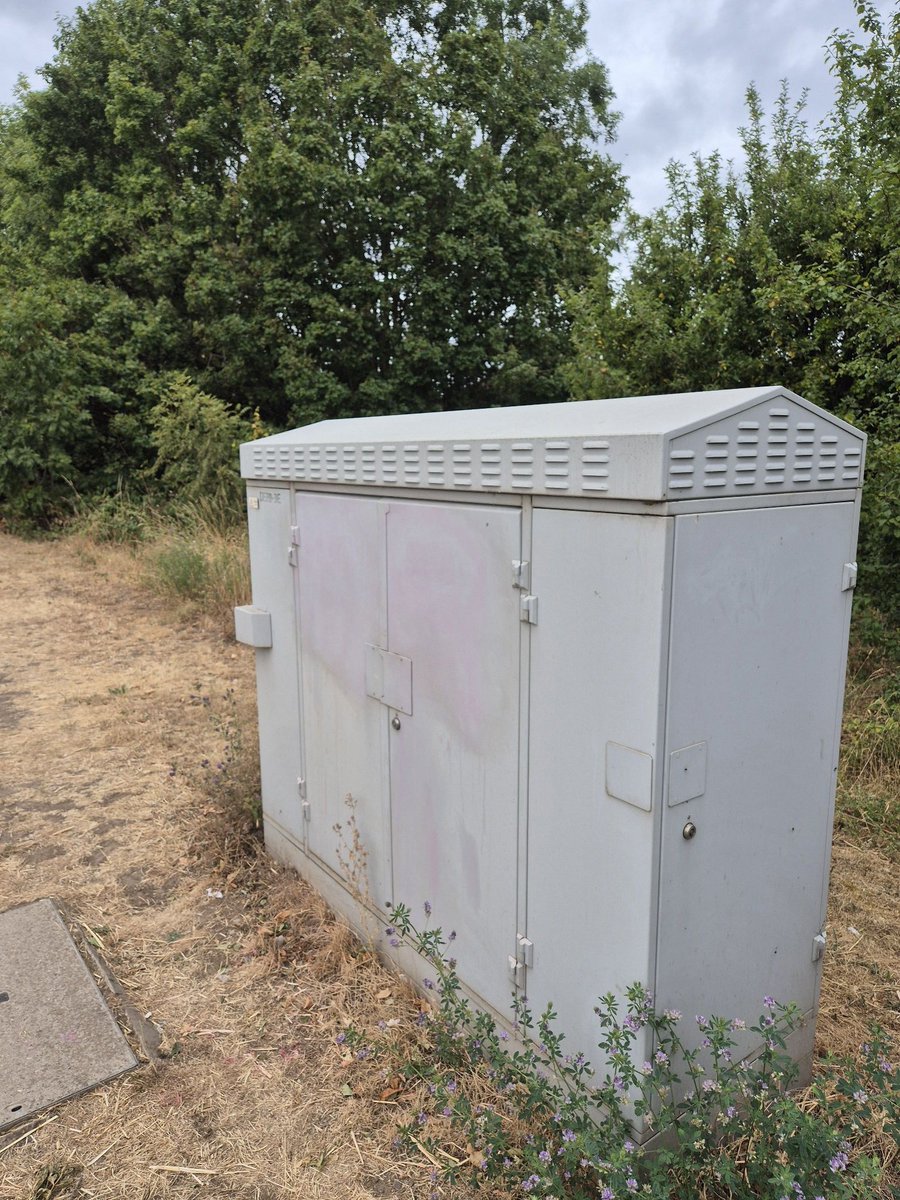 BBullrushes's tweet photo. These boxes had stayed clean for a few months but back out with the #GraffitiGo again today removed the same old tags. The red / pink is the worst to remove. Not happy with the result but will go back to remove the last of it. #LoveWhereYouLive #Derby https://t.co/9H8cX4UFOf